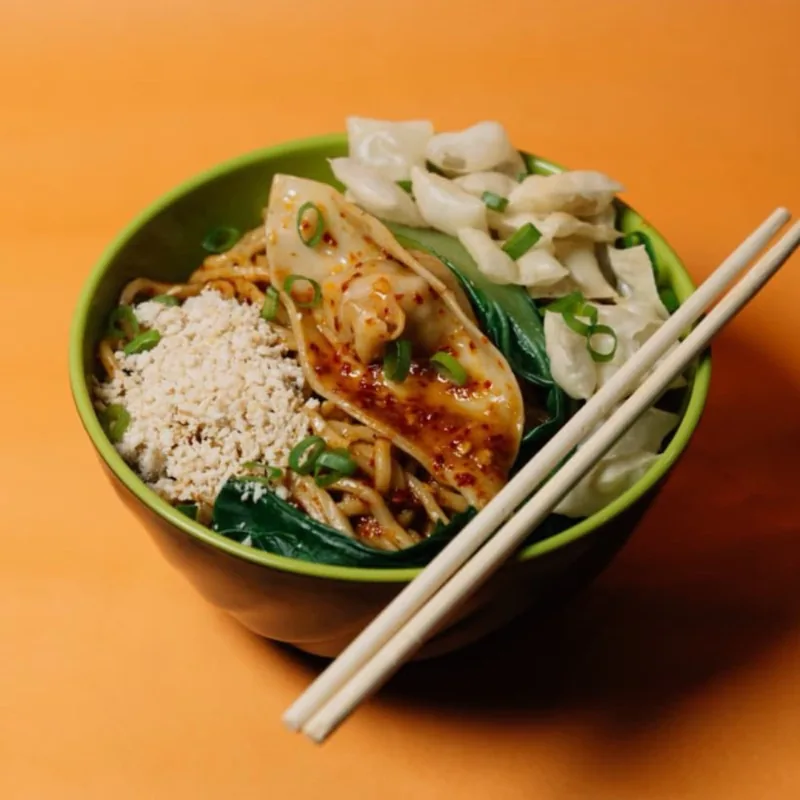 Mie Jebew Pangsit dengan sambal dan topping