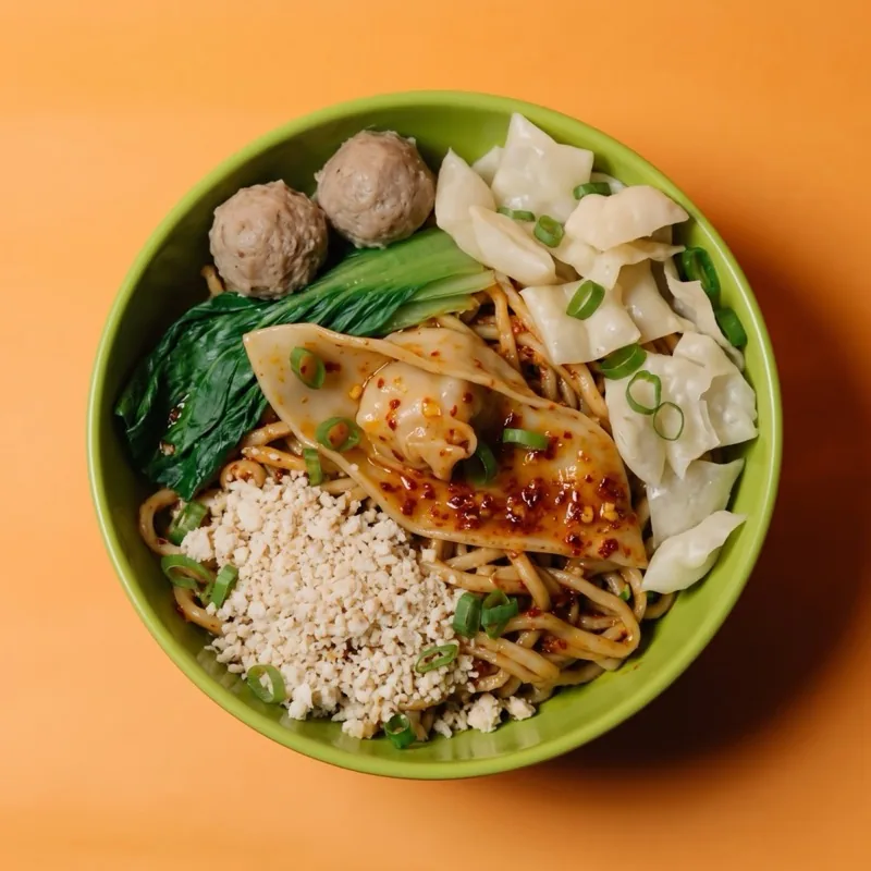 Mie Jebew Pangsit + Bakso — mie dengan pangsit dan bakso di mangkuk hijau