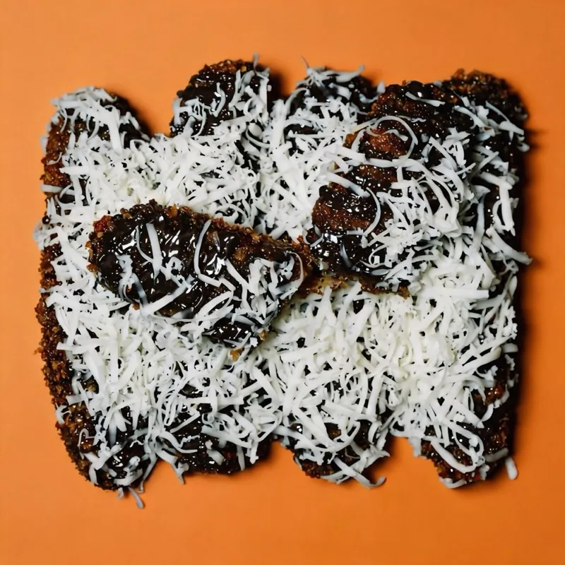 Pisang coklat keju dengan taburan topping manis